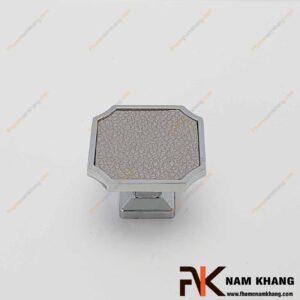 Núm cửa tủ vuông phối da màu bạc ghi NK445-BG