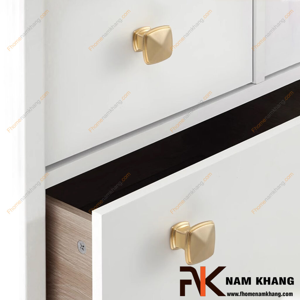 Núm cửa tủ đồng, pha lê hay hợp kim kẽm - Loại nào bền và đẹp nhất?