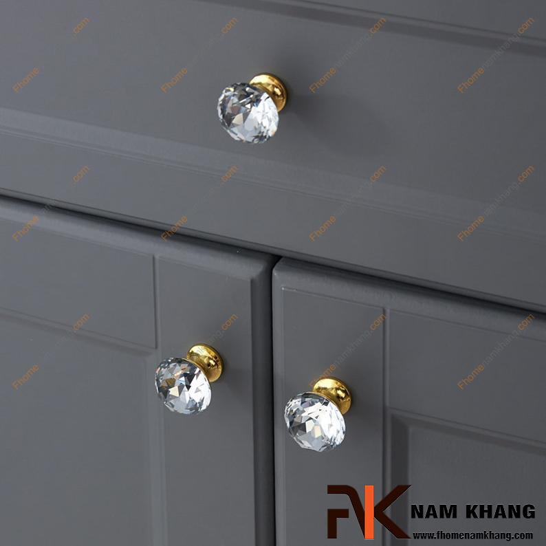 Núm cửa tủ đồng, pha lê hay hợp kim kẽm - Loại nào bền và đẹp nhất?