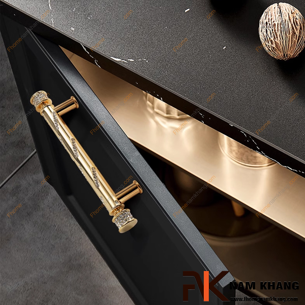 Tay nắm tủ màu vàng bóng và vàng mờ - đâu là lựa chọn tinh tế hơn?