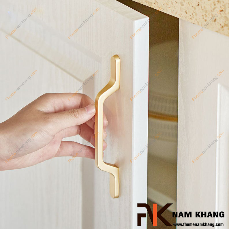 Tay nắm tủ màu vàng bóng và vàng mờ - đâu là lựa chọn tinh tế hơn?