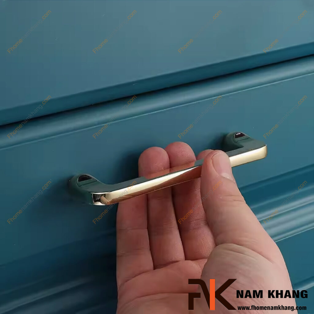 Tay nắm tủ màu vàng bóng và vàng mờ - đâu là lựa chọn tinh tế hơn?