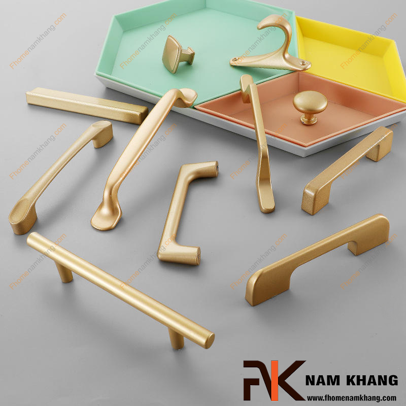 Tay nắm tủ màu vàng bóng và vàng mờ - đâu là lựa chọn tinh tế hơn?