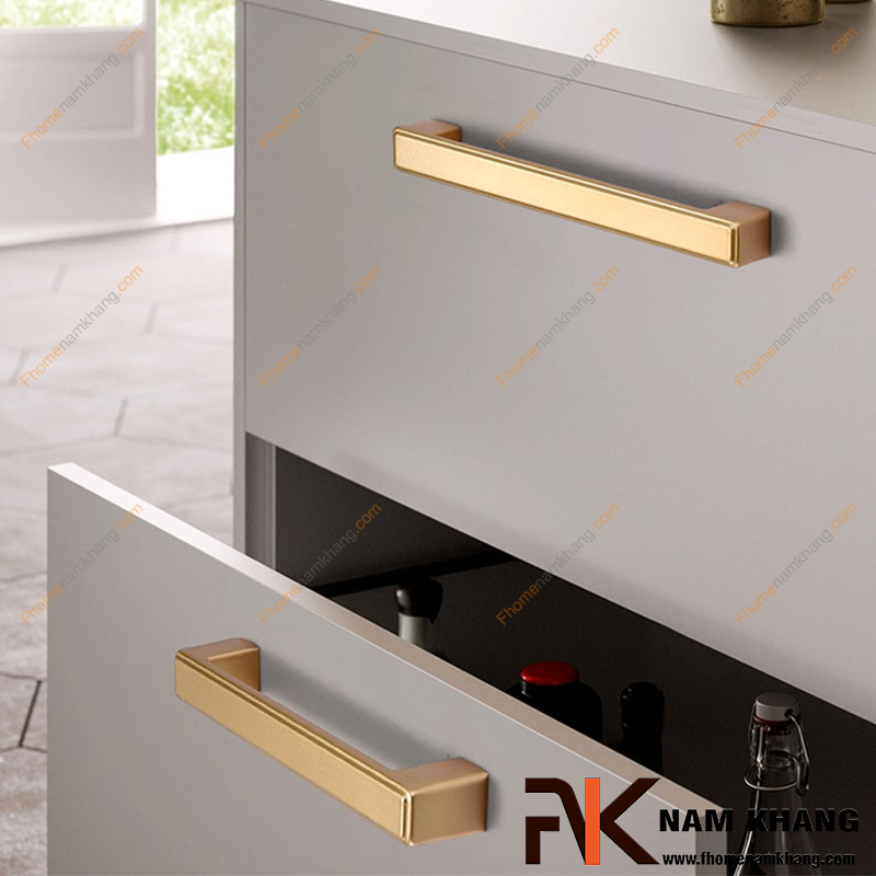 Tay nắm tủ màu vàng bóng và vàng mờ - đâu là lựa chọn tinh tế hơn?