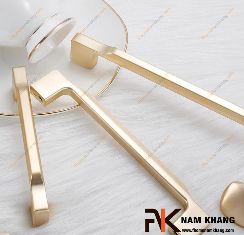 Tay nắm tủ màu vàng bóng và vàng mờ - đâu là lựa chọn tinh tế hơn?