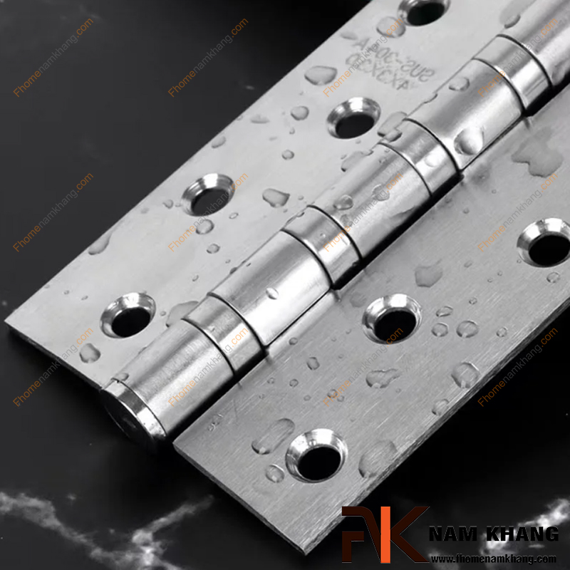 Bản lề lá cửa gỗ là gì? Cách chọn & lắp đúng chuẩn để cửa bền 10 năm