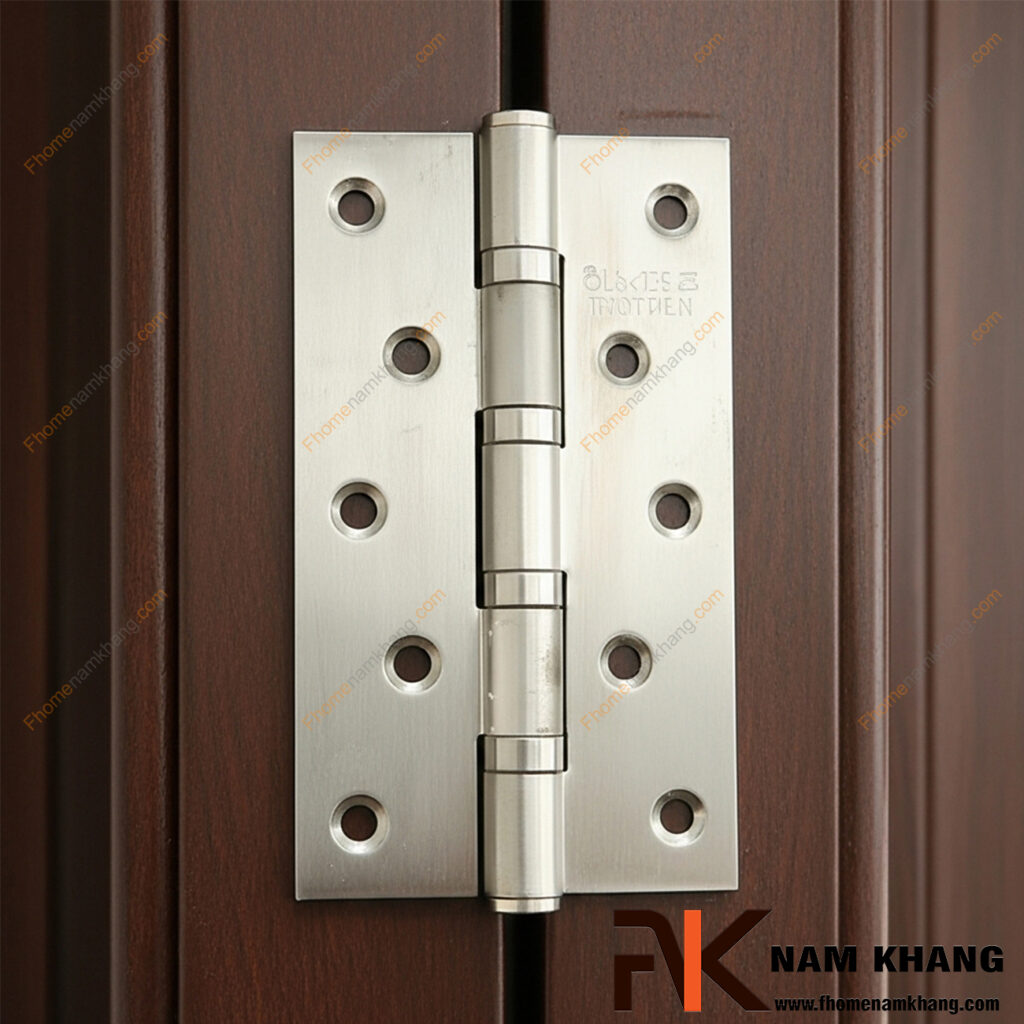 Bản lề lá cửa gỗ là gì? Cách chọn & lắp đúng chuẩn để cửa bền 10 năm