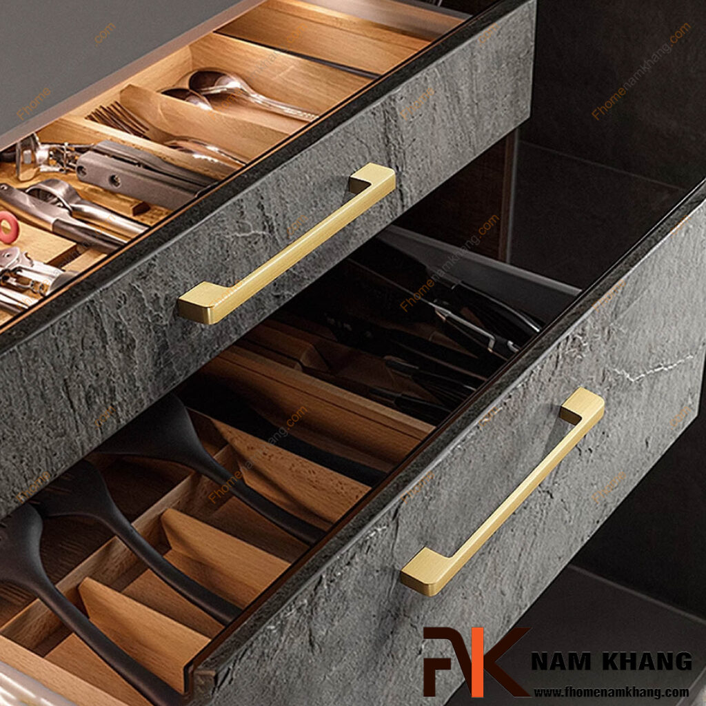 Ưu điểm nổi bật của tay nắm tủ bằng đồng so với inox và hợp kim