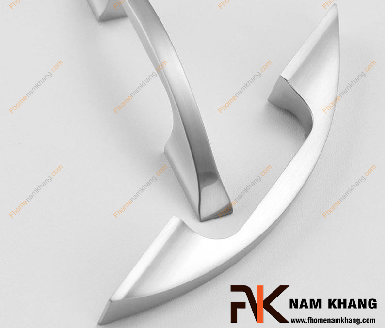 Tay nắm tủ cao cấp bằng đồng, inox hay hợp kim? Nên chọn loại nào?