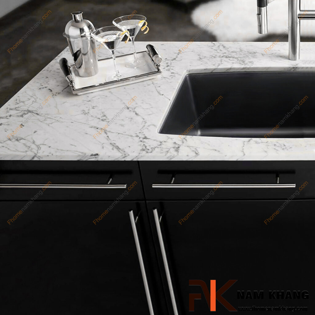 Tay nắm tủ cao cấp bằng đồng, inox hay hợp kim? Nên chọn loại nào?