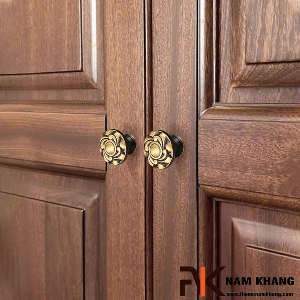 Tay nắm tủ cao cấp bằng đồng, inox hay hợp kim? Nên chọn loại nào?