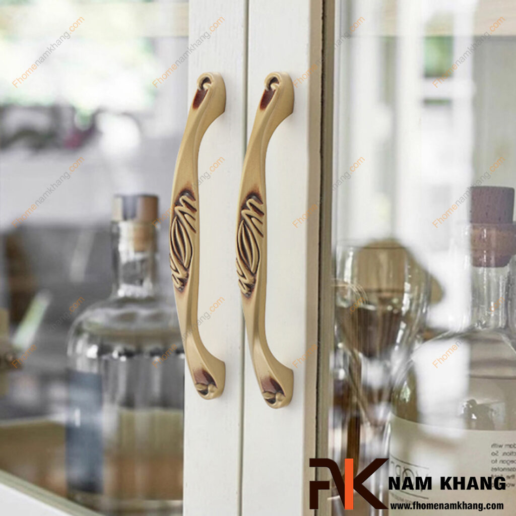 Vì sao cùng là tay nắm tủ cổ điển nhưng giá chênh lệch gấp 3 lần?