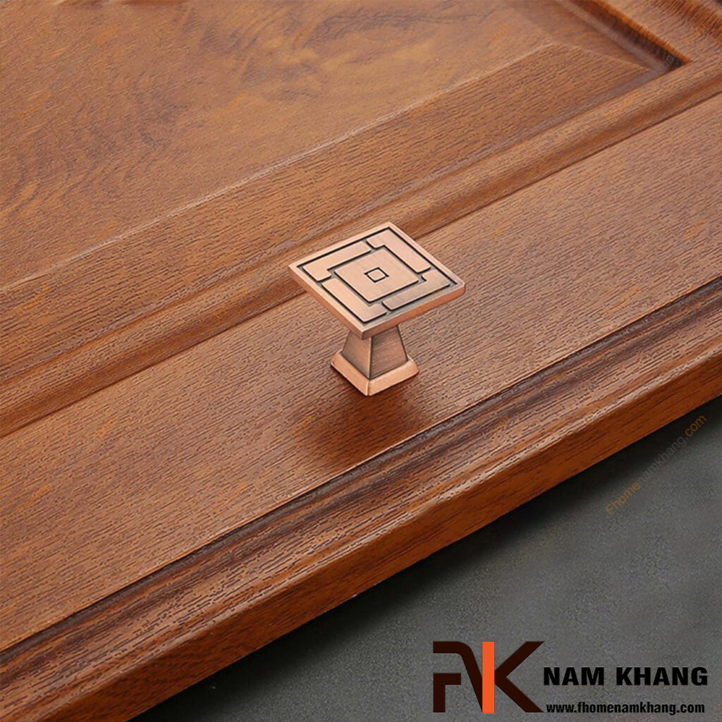 Vì sao cùng là tay nắm tủ cổ điển nhưng giá chênh lệch gấp 3 lần?