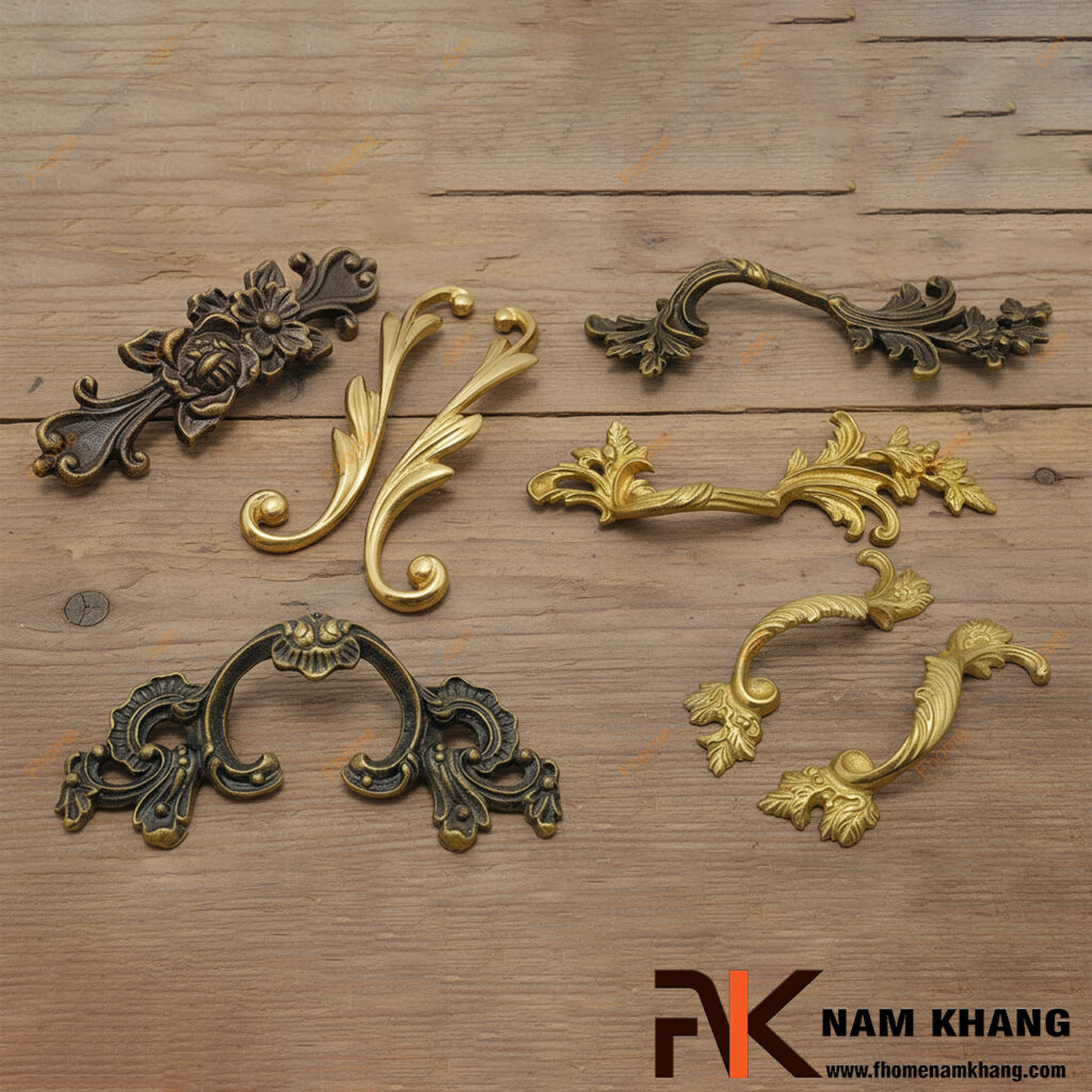 Vì sao cùng là tay nắm tủ cổ điển nhưng giá chênh lệch gấp 3 lần?