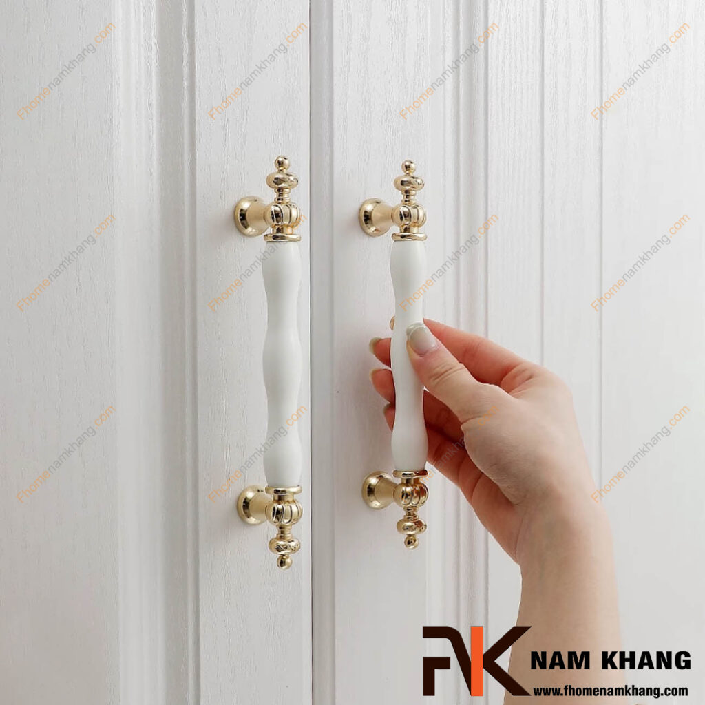 Vì sao cùng là tay nắm tủ cổ điển nhưng giá chênh lệch gấp 3 lần?