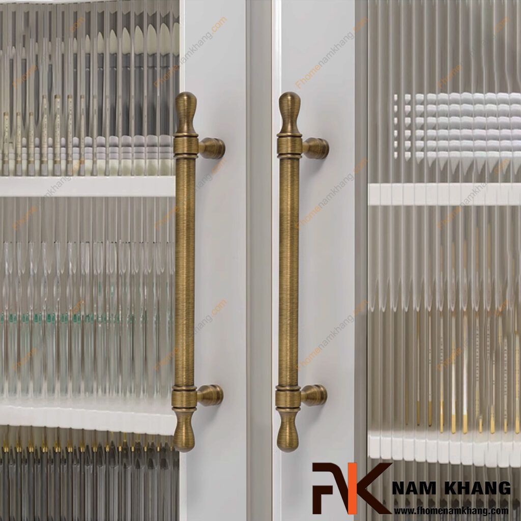 Vì sao cùng là tay nắm tủ cổ điển nhưng giá chênh lệch gấp 3 lần?