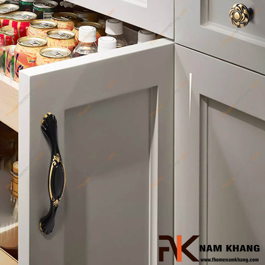 5 lỗi thường gặp khi lắp tay nắm tủ cổ điển khiến tủ kém sang