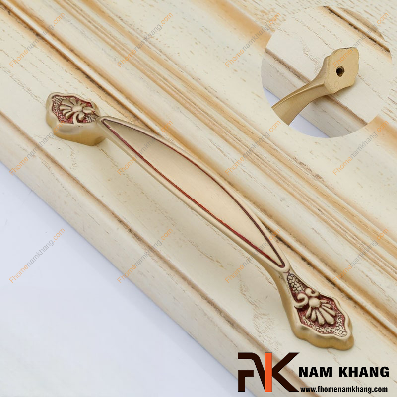 Vì sao cùng là tay nắm tủ cổ điển nhưng giá chênh lệch gấp 3 lần?