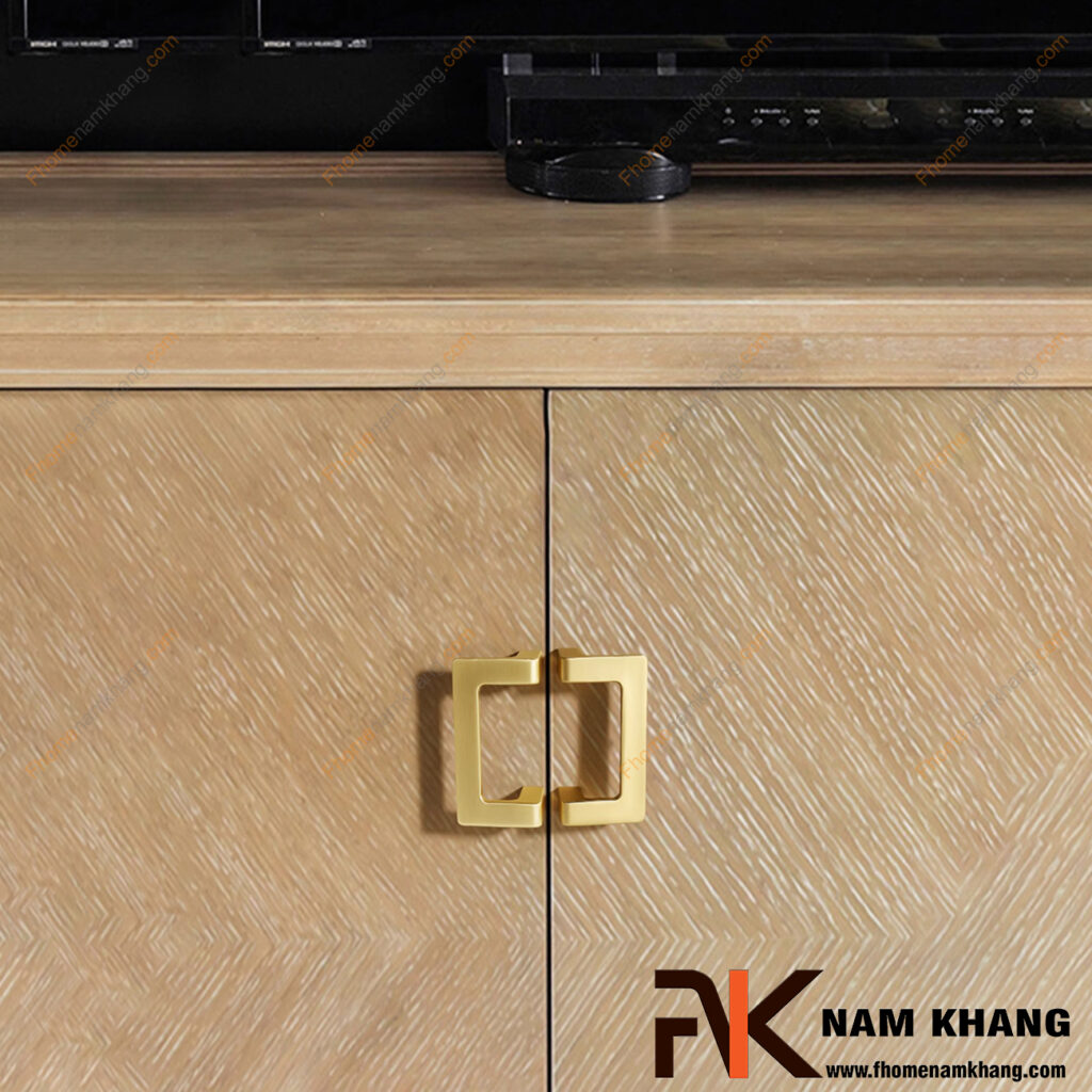 Tay nắm tủ vàng hợp với tủ màu gì nhất?