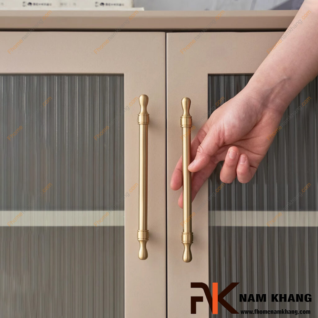 Tay nắm tủ vàng hợp với tủ màu gì nhất?