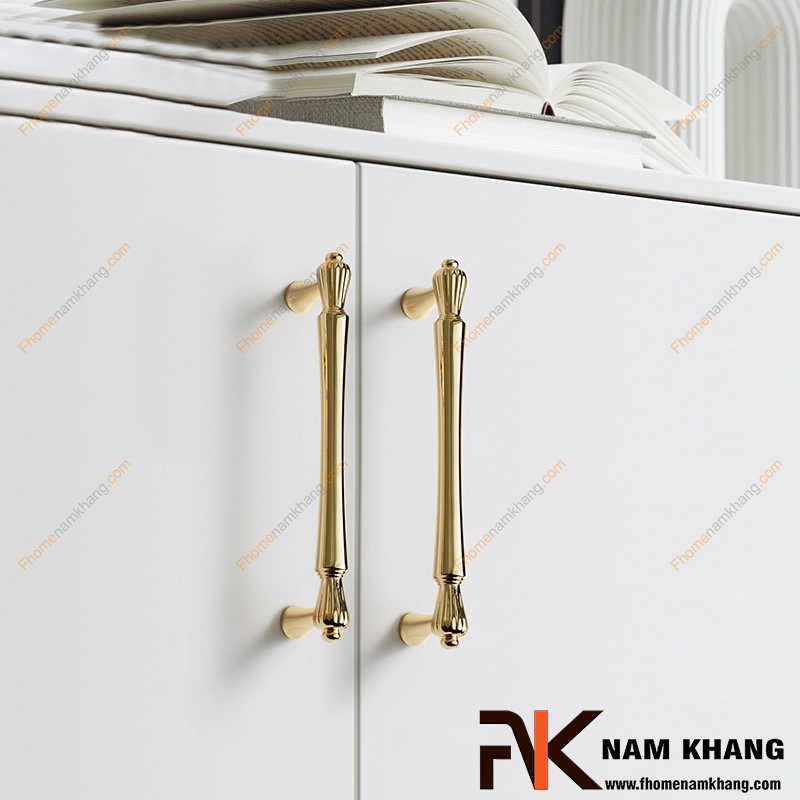 Tủ bếp trắng nên chọn tay nắm tủ màu gì để sang trọng và sạch sẽ?