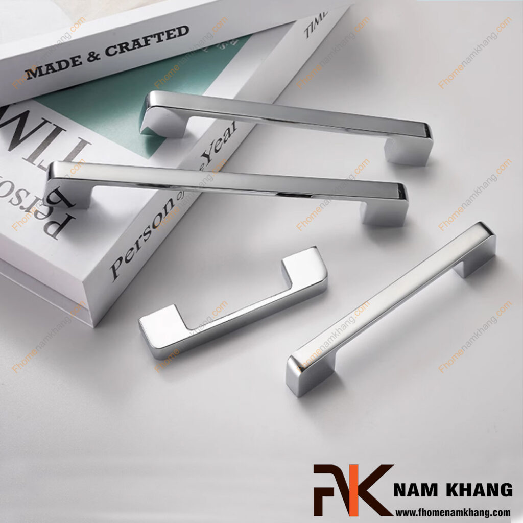 Tủ bếp trắng nên chọn tay nắm tủ màu gì để sang trọng và sạch sẽ?