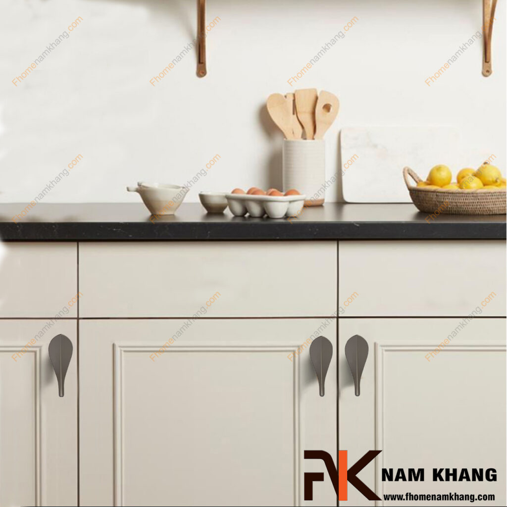 Tủ bếp trắng nên chọn tay nắm tủ màu gì để sang trọng và sạch sẽ?