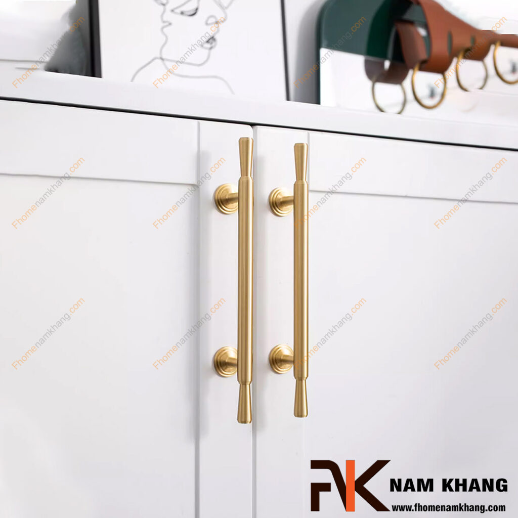 Tủ bếp trắng nên chọn tay nắm tủ màu gì để sang trọng và sạch sẽ?