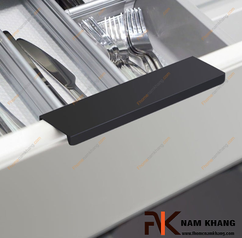 Tủ bếp trắng nên chọn tay nắm tủ màu gì để sang trọng và sạch sẽ?