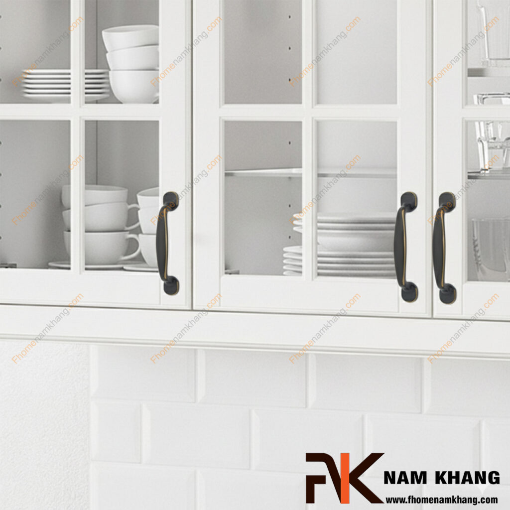 Tủ bếp trắng nên chọn tay nắm tủ màu gì để sang trọng và sạch sẽ?
