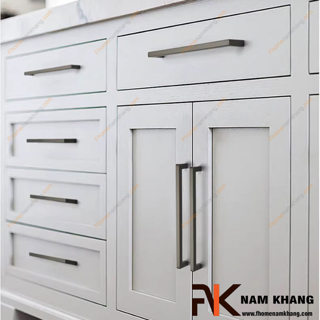 Tủ bếp trắng nên chọn tay nắm tủ màu gì để sang trọng và sạch sẽ?