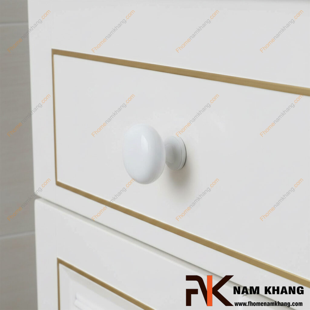 Tủ bếp trắng nên chọn tay nắm tủ màu gì để sang trọng và sạch sẽ?
