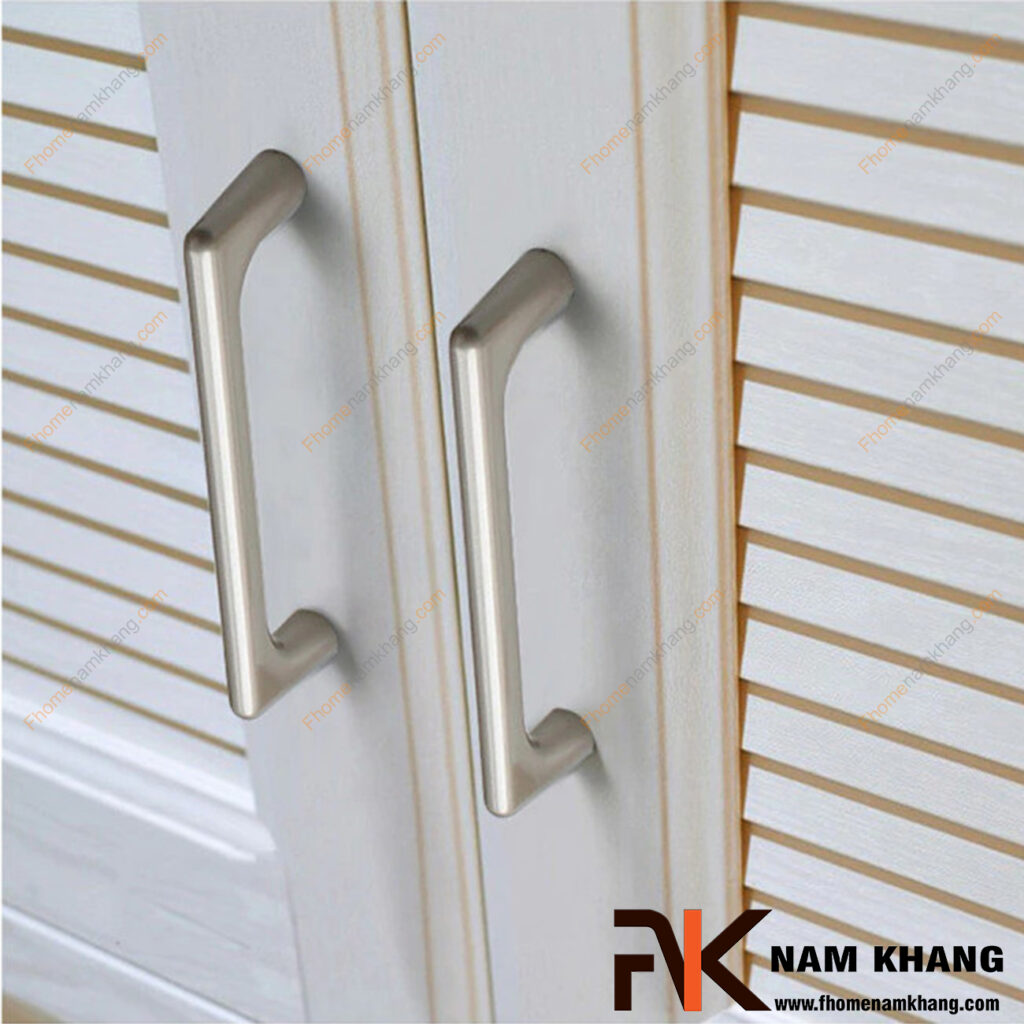 Tủ bếp trắng nên chọn tay nắm tủ màu gì để sang trọng và sạch sẽ?