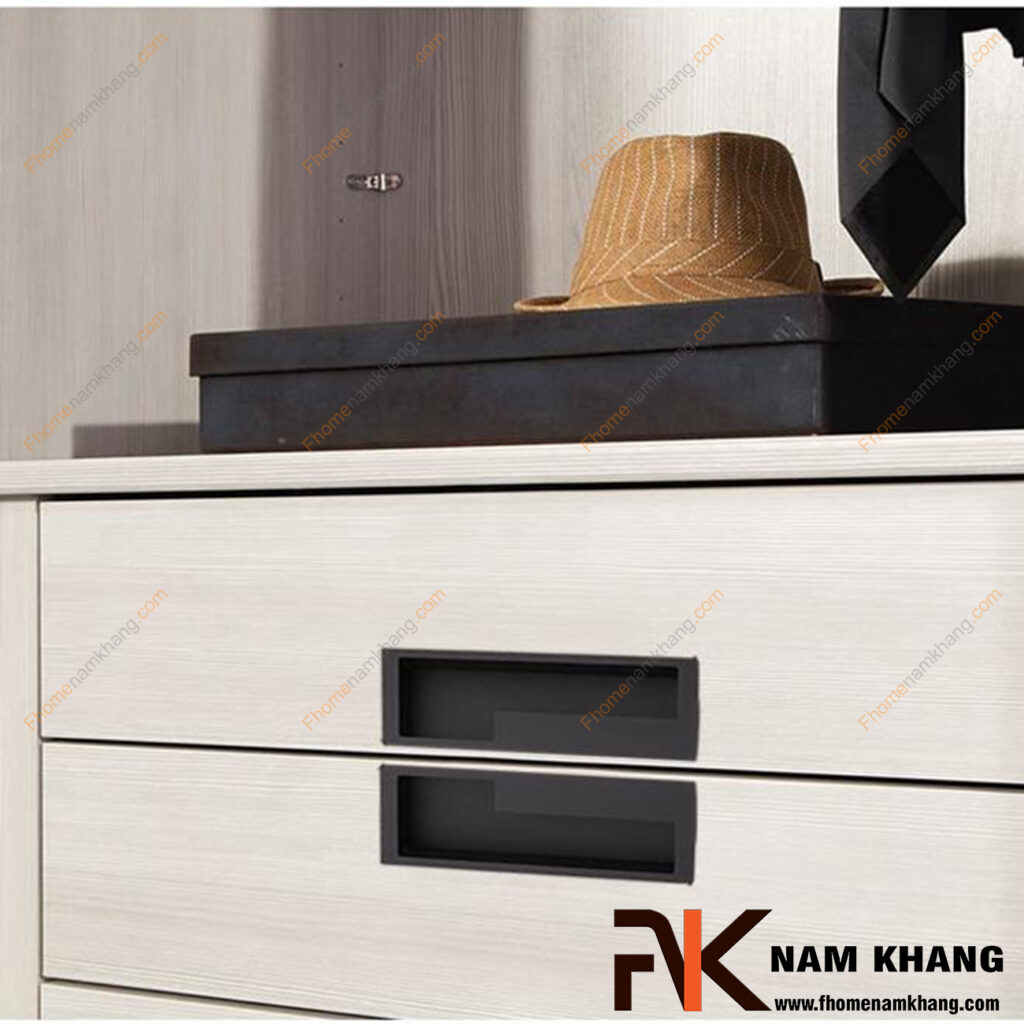 Tủ bếp trắng nên chọn tay nắm tủ màu gì để sang trọng và sạch sẽ?