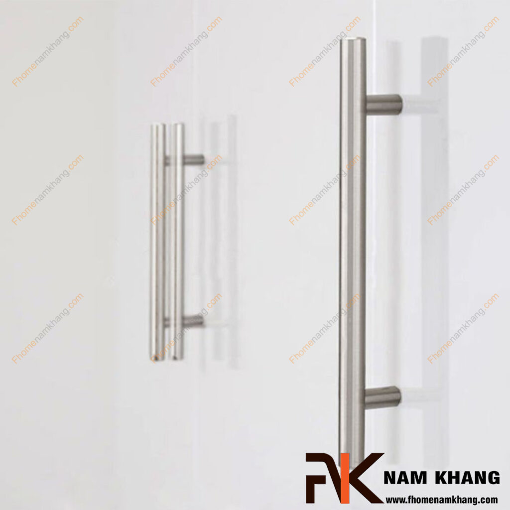Tủ bếp trắng nên chọn tay nắm tủ màu gì để sang trọng và sạch sẽ?