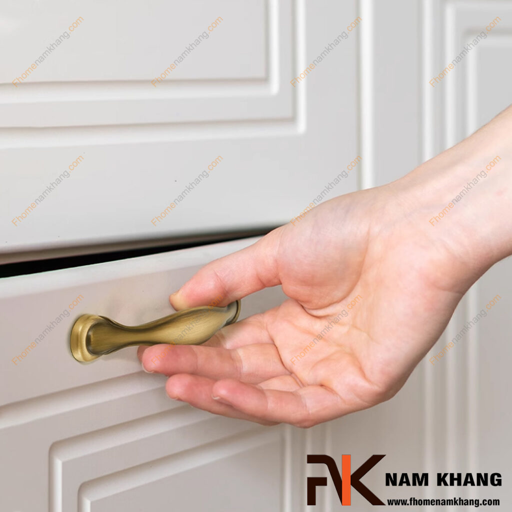 Những mẫu tay nắm tủ màu đồng cổ cao cấp dành cho biệt thự