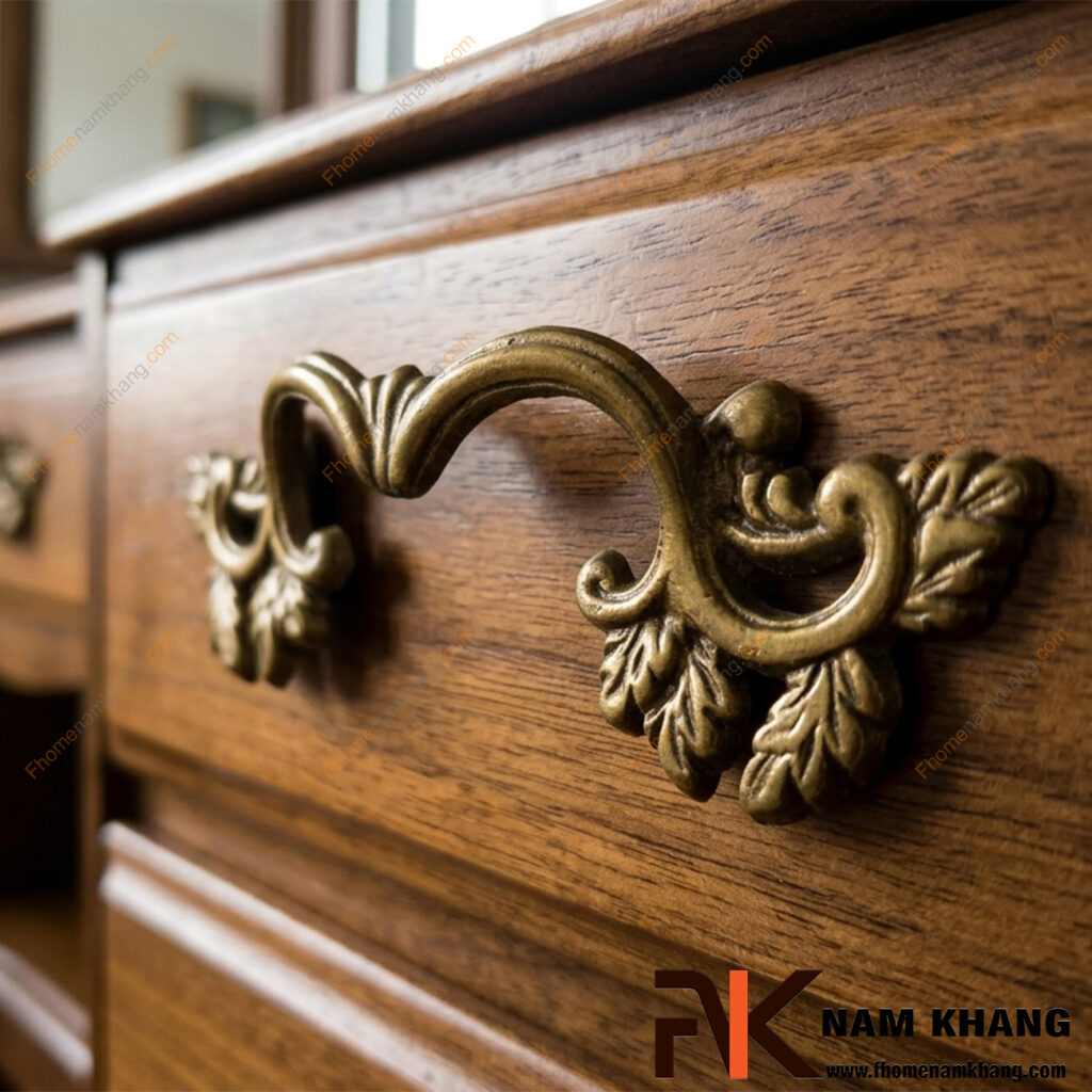 Bạn nên chọn tay nắm tủ màu đồng cổ hay tay nắm mạ vàng?