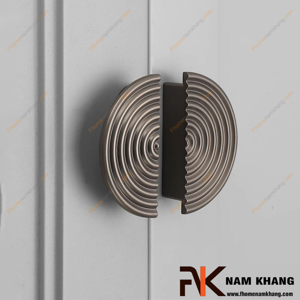 Tay nắm tủ đôi: Hướng dẫn chọn, lắp đặt và 99+ mẫu đẹp cho tủ bếp, tủ áo, tủ gỗ hiện đại