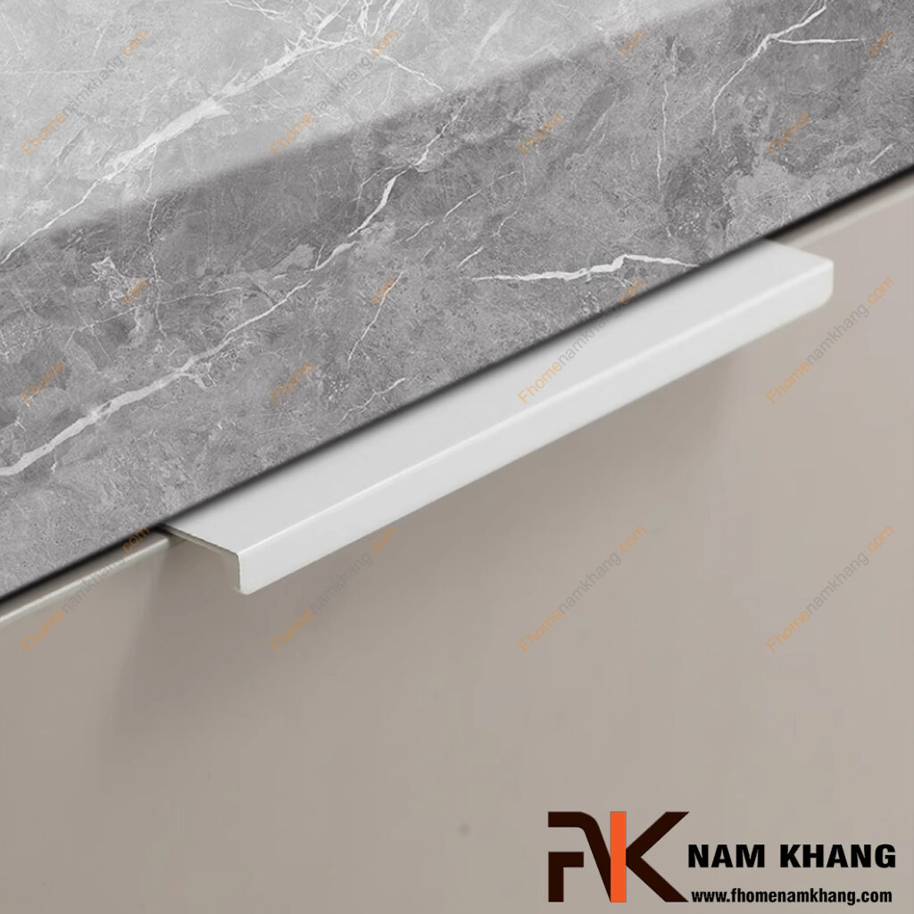 Tay nắm tủ dạng thanh nên chọn chất liệu nào? Inox, hợp kim nhôm hay hợp kim kẽm?