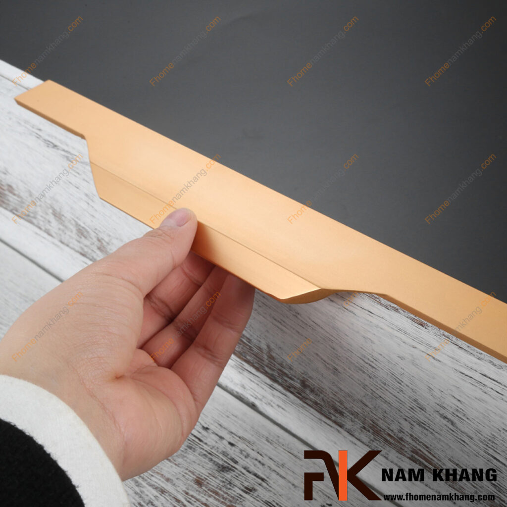 Tay nắm tủ dạng thanh nên chọn chất liệu nào? Inox, hợp kim nhôm hay hợp kim kẽm?