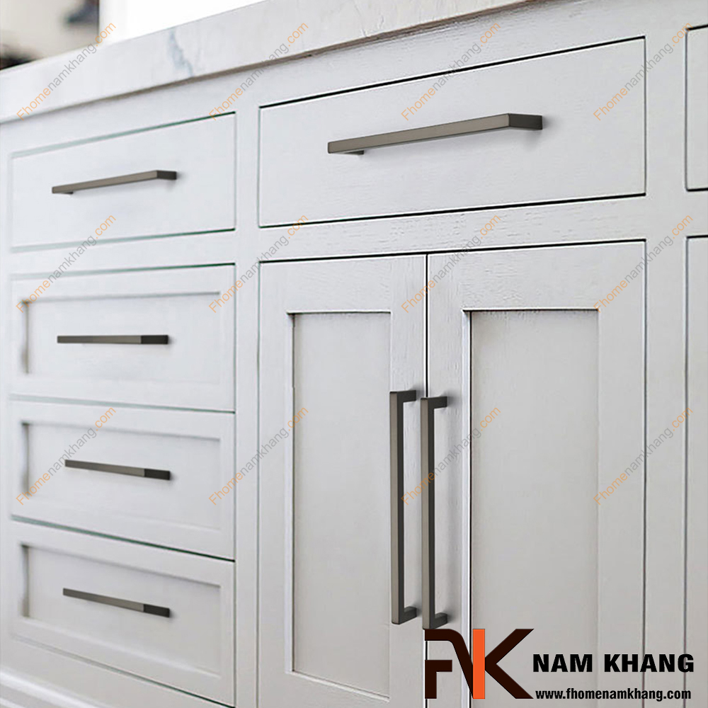 Tay nắm tủ dạng thanh nên chọn chất liệu nào? Inox, hợp kim nhôm hay hợp kim kẽm?