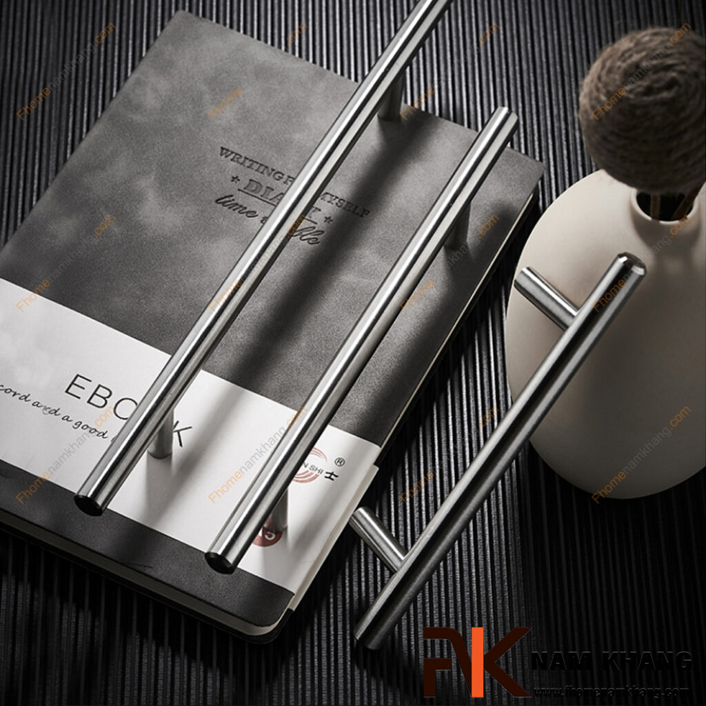 Tay nắm tủ dạng thanh nên chọn chất liệu nào? Inox, hợp kim nhôm hay hợp kim kẽm?