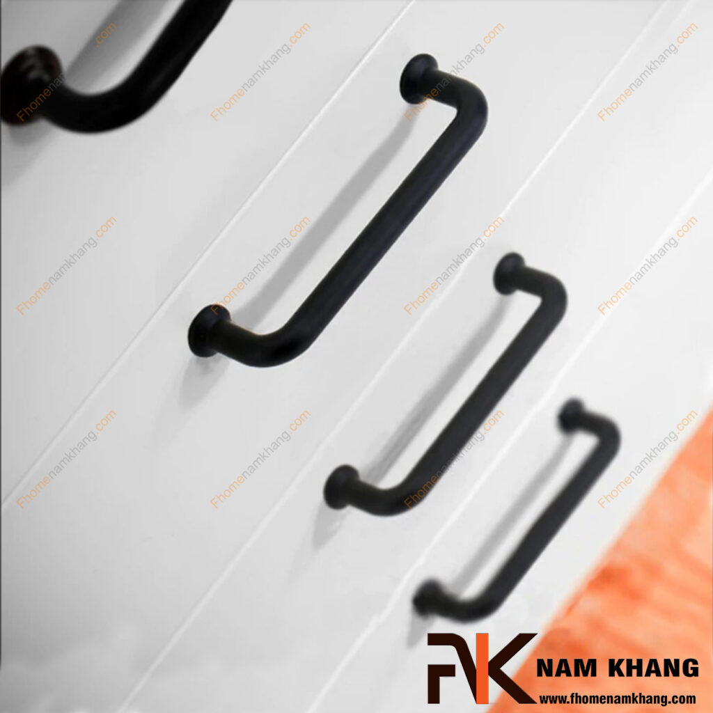 Tay nắm tủ dạng thanh nên chọn chất liệu nào? Inox, hợp kim nhôm hay hợp kim kẽm?
