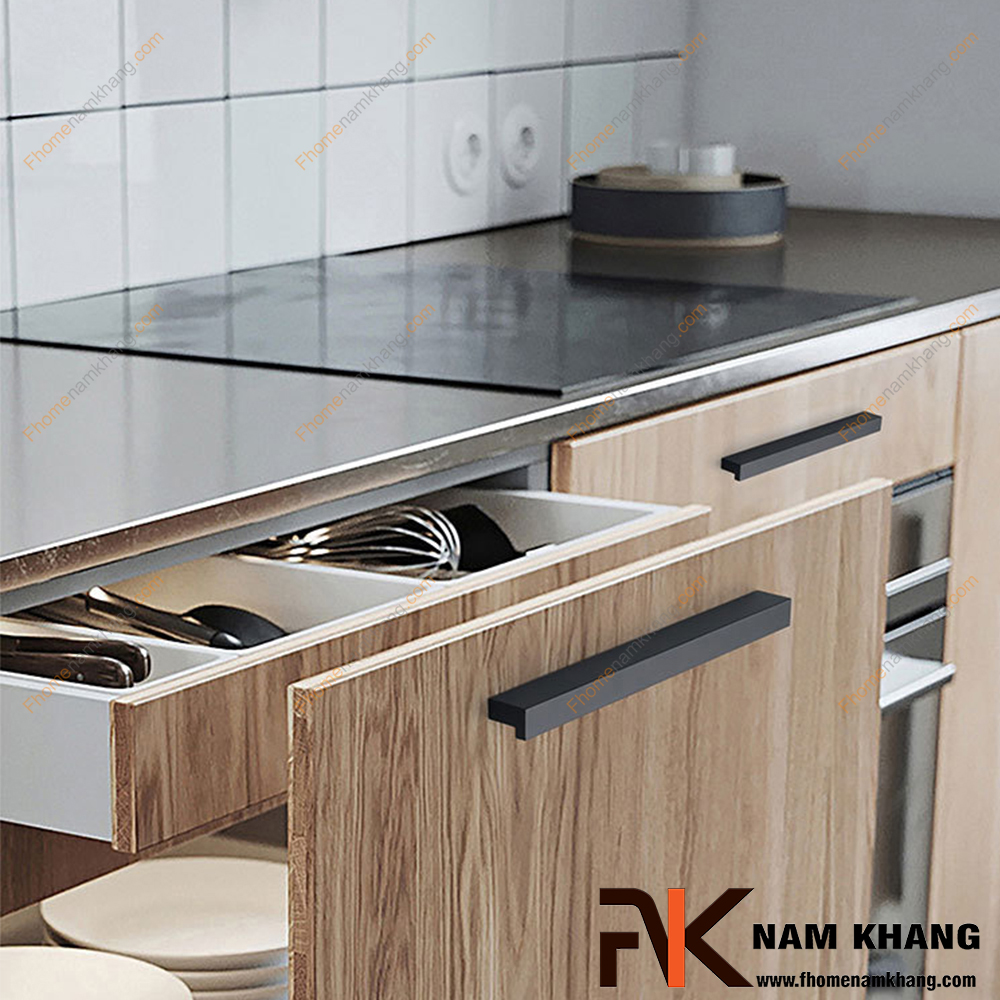 Tay nắm tủ dạng thanh nên chọn chất liệu nào? Inox, hợp kim nhôm hay hợp kim kẽm?