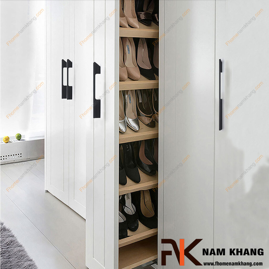 Tay nắm tủ dạng thanh dài có phù hợp với tủ cánh lớn?