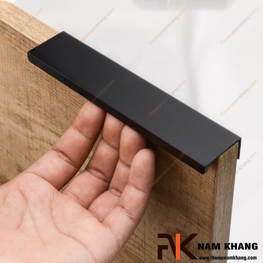 Tay nắm tủ dạng thanh màu đen: 7 kiểu tủ phù hợp