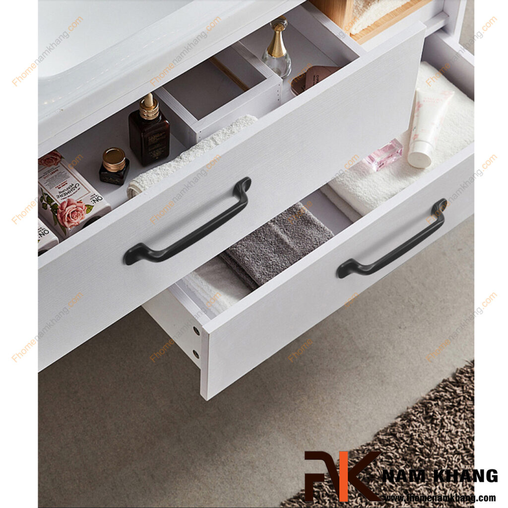 Tay nắm tủ dạng thanh màu đen: 7 kiểu tủ phù hợp