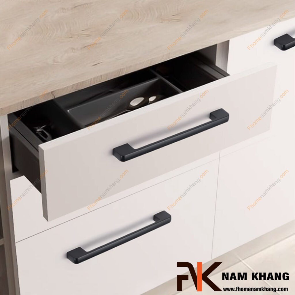 Tay nắm tủ dạng thanh màu đen: 7 kiểu tủ phù hợp