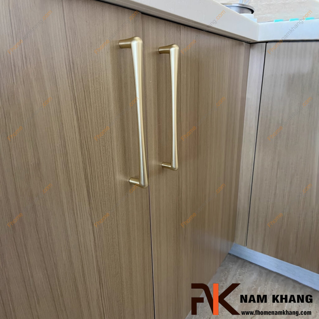 Tay nắm tủ dạng thanh màu nào dễ phối với nội thất?