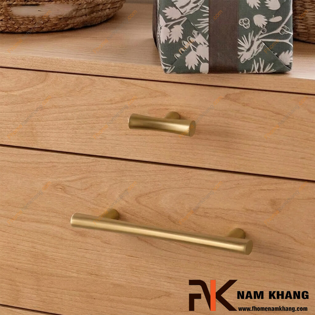 Tay nắm tủ dạng thanh màu vàng có làm tủ sang hơn không?